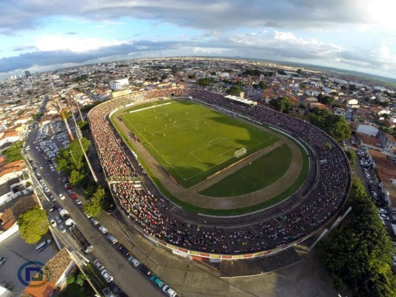 Arquivo:Estádio Alberto Oliveira.jpg