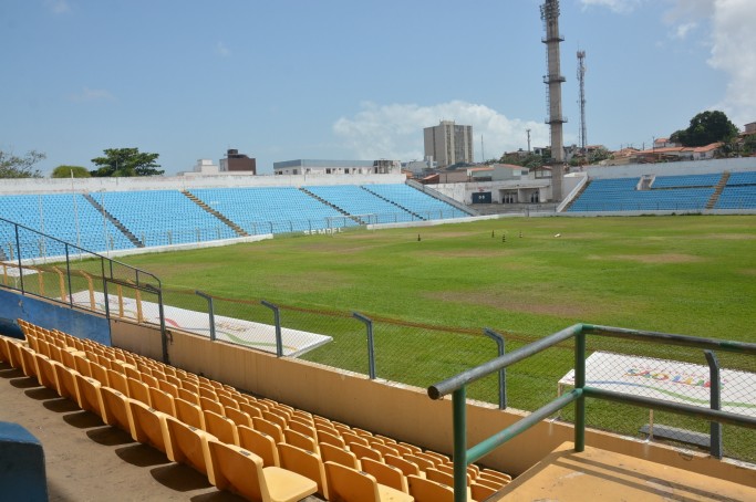 Arquivo:Estádio Municipal Nhozinho Santos.jpg