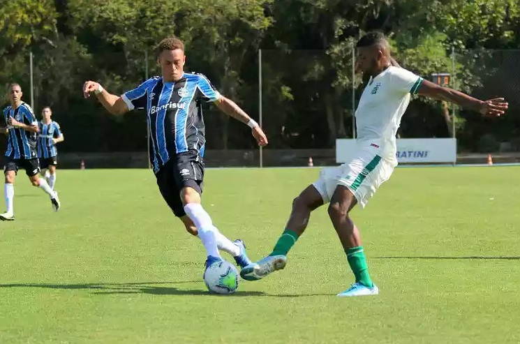 Arquivo:2020.11.14 - Grêmio 2 x 3 América-MG (Sub-20) - imagem jogo.jpg