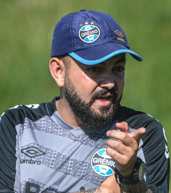 Arquivo:Lucas Araújo Colturato Treinador.png