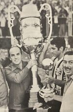 1968.06.02 - Grêmio 4 x 0 Internacional - Áureo recebe a Taça Grenal, instituída por Zero Hora.jpg
